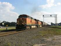 Die BNSF Loks 5027 und 4353 bespannen am 5.11.2007 einen G�terzug, der aus 110 Wagen besteht. Aufgenommen in Sealy (bei Houston, Texas).