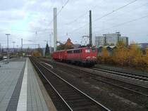 140 537 kommt am 5.11.2007 mit einem Hilfswagen aus den Rbf G�ttingen gefahren. 
