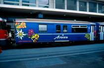 Fahrradwagen der Arosabahn vor dem Bahnhofsgeb�ude von Chur. Eine sehr gelungene Kombination von Sitz- und Fahrradstellpl�tzen auf kleinem Raum. 