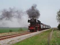 Dampfloks 50 3654 und 23 071 (hinter) der Veluwse Stoomtrein Maatschappij (VSM) mit Sonderfahrt Stavoren-Sneek durch Frysl�n (im Norden die Niederlande) bei Oudega am 7-5-2006.