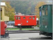 He 2/2 16  Anemone  steht abgestellt in Wilderwil. Viele Loks tragen Bild und Namen bekannter Alpenblumen. (12.10.2007)