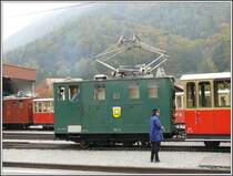 Der Mann mit Pfeife rangiert He 2/2 63  Silberdistel  ans Abfahrgeleise in Wilderswil. (12.10.2007)