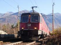 Re 10/10 mit leeren Autowagen bei Domodossola am 6.11.2007