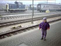 Meine allererste Zugfahrt bekam ich zu einem meiner Geburtstage geschenkt, es m�sste Anfang der 90er Jahre gewesen sein, sie ging von Amberg nach Regensburg. Dieses Bild hat mein Vater in Regensburg Hauptbahnhof geschossen. Im Hintergrund ist eine Ozeanblaue V60 zu sehen und die Silberlinge erg�nzen das Flair der Eisenbahn Anfang der 90er Jahre. Das auf dem Bild bin �brigens ICH! Das Bild war ein Negativ, das mir ein ehem. Kollege digitalisiert hat, deswegen auch nicht die beste Qualit�t.)