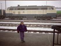 Auf meiner Allerersten Zugfahrt, die von Amberg nach Regensburg ging, entstand dieses Foto, geschossen von meinem Vater. Im hintergrund steht 218 214 und eine 211. Die Aufnahme entstand in Schwandorf, das genaue Datum ist mir aber nicht mehr bekannt, damals waren aber Ozeanblaue Fahrzeuge noch keine Seltenheit. Das auf dem Bild bin �brigens ICH. (Das Bild war ein Negativ, das mir ein ehem. Kollege digitalisiert hat, deswegen auch nicht die beste Qualit�t)