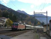 Am 02.11.2007 f�hrt Re 4/4 mit einem IR in Faido ein.