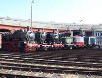SIEGENER IMPRESSIONEN. Hier stehen Spallier die 38 1772, die 51 724 und die 57 3088. Sie sind die Vertreter von in Massen hergestellten Dampfloks. Die E 44, der Schienenbus und die V 100 sind Zeitzeugen der moderneren Art, die auch schon lange Vergangenheit ist.
Sommer 2007 im Bw Siegen 