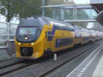 Ein Regiorunner auf dem Weg nach Amsterdam f�hrt ziemlich schnell durch den Bahnhof Maarssen (29.10.2007)