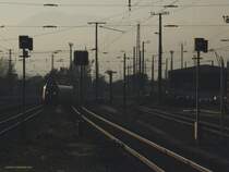 Hall in Tirol, 5.11.2007, vor der Silhouette des Ro�kogels f�hrt ein nachmitt�glicher Regionalzug (Talent-Triebwagen) aus Innsbruck in den Bahnhof ein.