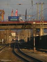 Hall in Tirol, 5.11.2007, ein nachmitt�glicher Regionalzug von Rosenheim nach Telfs n�hert sich dem Bahnhof.
Am Ende der langen Geraden sieht man links den Alten Zoll an der Tirolerstra�e. 
