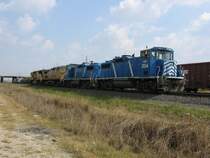 Die CEFX Loks 2024 und 2007 sowie zwei Union Pacific Loks sind am 3.11.2007 auf einem Rangierbahnhof in Houston abgestellt.