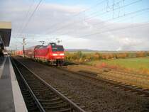 Lok 146 028-6, aus Aachen kommend, rast hier in Weiden West Richtung K�ln. 06.11.07