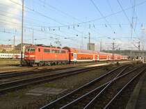 Die BR 111 106-1 mit einem RE bei der Ausfahrt aus M�nchen HBF am 31.10.2007 