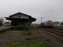 Auf der KBS 706, wo die zeit irgentwo in den 70gern stehengeblieben ist, f�hrt V200 033 mit einem Sdz, aufgrund vom  �bern Buckel . Leider wird diese Strecke nun Elektrifiziert, Bahnsteige erh�rt und die Fl�gel abgerissen. In ein paar Jahren wird hier nun ein 425 vorbeifahren :(