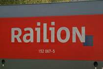 Neues und altes Logo auf moderner Lok. 152 067 tr�gt unter dem (schon alten) RaiLioN Logo noch das DB Cargo Logo. (04.10.07 in Kreuztal)