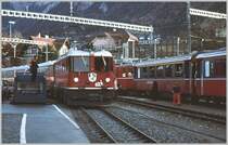 Nachdem der letzte Gleichstromtriebwagen weggestellt war (Zug im Hintergrund) wurde in einem feierlichen Akt mit digitaler Anzeige und einem Knall das Stromsystem der Arosabahn von 2400V Gleichstrom auf 11000V Wechselstrom umgestellt. Anschliessend brachte Ge 4/4 II 622  Arosa  den neuen noch verh�llten Arosa-Express auf den Bahnhofplatz. (29.11.1997)