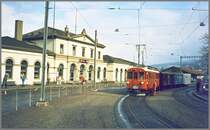 ABe 4/4 I 30 steht abfahrbereit mit einem kurzen G�terzug nach Arosa auf dem Bahnhofplatz in Chur. (Archiv 02/93)
