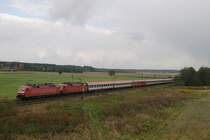 Diese Bespannung (2 Orientrote an einem Zug) ist so selten, da mu�te ich auch bei schlechtem Wetter raus: 120 117 und 120 154 mit EC 114 bei Hattenhofen (19.10.2007)