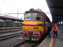 BR 240 072-9 steht im Bahnhof Bratislava hlavn� stanica. Nach kurzen aufenthalt f�hrt dieser Zug zur�ck nach Nov� Z�mky. Aufgenommen am 25.10.2007