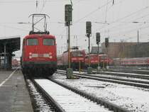 110 416-5 stand am Nachmittag des bei uns etwas verschneiten 10.11.2007 abfahrbereit zusammen mit einer RegionalBahn im Aalener Bahnhof; Zugziel war Donauw�rth. Im Hintergrund sind noch eine weitere 110er und zwei 143er abgestellt. Bitte beachtet, dass dies eines meiner ersten Bahnbilder ist.