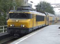 Lokomotive 1723 f�hrt mit einem Regionalzug in Amsterdam Centraal ein (29.10.2007)