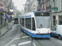 Eine Strassen bahn f�hrt durch die engen Strassen Amsterdam's. Besonders interessant fand ich die Ausweichstellen auf Kanalbr�cken... (29.10.2007)