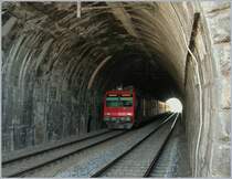 Züge im Tunnel - ein naturgemäß eher seltenes Fotosujet.  
RBDe 560 NPZ im 136 m langen Tour-de Bertholod Tunnel am 8. November 2007.
HINWEIS: Das Foto entstand vom Bahnsteig aus, der bis einen Meter ans Tunnelportal reicht.
