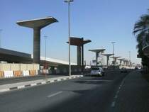 Die Baustelle der roten Linie am 31.10.2007 bei der Mall of the Emirates. Die rote Linie wird 52,1 km , davon 4,7 unterirdisch, lang sein und zwischen dem Hafen Jebel Ali und Rashidiya verlaufen. Sie soll im Dezember 2009 in Betrieb genommen werden. Die Bahn wird an 35 Haltestellen halten, wovon 4 unterirdisch sein werden. Die Dauer einer Fahrt zwischen den Endhaltestellen wird 66 Minuten betragen.