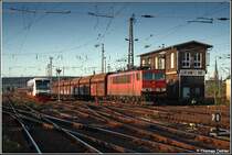 Am klaren Morgen des 16.09.07 zieht 155 129 den Kohleleerzug nach Spreewitz aus dem Chemnitzer Hbf, links im Bild ein Regioshuttle der Chemnitzer City-Bahn.