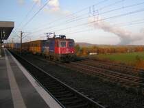 SBB Cargo-Lok 421 390-6 mit G�terzug in Richtung K�ln, durchf�hrt die Haltestelle Weiden West am 06.11.07. 