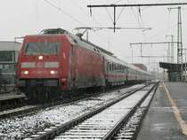 101 067-7 zog am Nachmittag des 10.11.2007 einen IC von N�rnberg nach Karlsruhe. Hier beim Halt im etwas verschneiten Bahnhof Aalen aufgenommen.