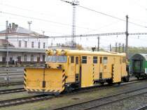 Ein gro�er Zweirichtungs-Schneepflug der CSD im Bahnhof Chomutov, 10.11.07
