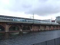 Lokbespannter Vogtlandexpress in Alexlackierung am 10.11.07 auf seinem Weg nach Bahnhof Zoo bei der Durchfahrt Bahnhof Jannowitzbr�cke.