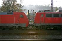 Frontenvergleich zwischen der 152 067 und der 140 601. An der 140er steht als Eigent�mer Railion Deutschland AG Berlin. (04.10.07)