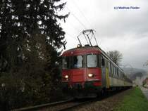 RBe Pendel hat soeben Balsthal verlassen und befindet sich auf dem Bahndamm richtung Thalbr�cke am 11.11.07