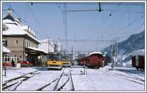 MIt riesigen Schneemengen hat sich der diesj�hrige Winter bereits jetzt angek�ndigt. Bereits am 11.11.2007 ist die RhB Strecke nach Davos wegen Lawinengefahr gesperrt. �hnlich viel Schnee gabs auch 1984. Am 09.02.1984 zerst�rte eine riesige Lawine ausserhalb Disentis eine RhB Br�cke. In der Folge musste w�hrend l�ngerer Zeit ein Busersatzdienst zwischen Disentis und Trun eingerichtet werden. So geschah es, dass sich im damals noch nicht gedeckten Bahnhof Disentis die Postbusse mit den Z�gen der FO traffen. (Archiv 02/84)