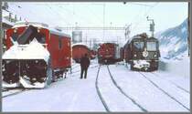 Auch die FO hat mit dem Schnee auf der Oberalpstrecke zu k�mpfen und setzt die Schneeschleuder Xrot 4932 ein. Dahinter stehen HGe 4/4 31 und RhB Ge 4/4 II 617  Ilanz . (Archiv 02/84)