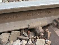 Die Schiene wird noch befahren. Auch die zugeh�rigen Schwellen sind �ber 100 Jahre im Dienst. Zu finden auf dem Bahnhof Vilsbiburg. Der gr��te Teil der Gleise des Bahnhofes wurde allerdings letzten Monat umgebaut.