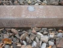Man beachte das Herstellungsjahr ! Die aufgeschraubte Schiene ist gleichen Alters. Gefunden auf dem Bahnhof Vilsbiburg.
