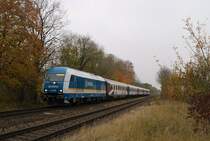 Es ist soweit, langsam verwandelt sich der ALEX. Ab und zu sind die neuen Wagen eingereiht bzw. die neuen Loks verrichten schon ihre Arbeit. Ab Dezember werden die Z�ge ihre Verwandlung abgeschlossen haben.
Hier z.B.: 223 066 (Arriva-Schriftzug) mit Alx 86707 bei Schwabhausen (27.10.2007)