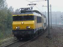 Im Bahnhof Amsterdam RAI f�hrt Lokomotive 1828 mit einem Regionalzug ein (29.10.2007)