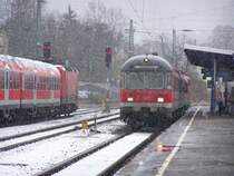 Am 10.November 2007 stand an Gleis 5 (hier rechts) ein Regionalzug nach Donauw�rth zur Abfahrt bereit. Links wartete eine 143er mit einer weiteren Regionalwagengarnitur auf ihren n�chsten Einsatz. Aufgenommen im Bahnhof Aalen.