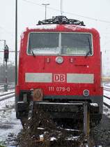 Die 111 079-0 steht am 10.November 2007 im Abstellbereich des Bahnhofes Aalen.