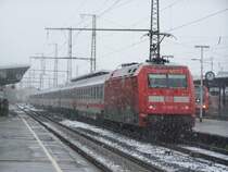 Am 10.November 2007 k�mpft sich die 101 047-9  Feurewehr-Express  mit einem IC nach N�rnberg Hbf durch h�ftigen Schneefall. Aufgenommen in Aalen.