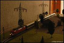 120 114-4 mit IR 2553 vor rotem Blocksignal auf meiner Modellbahn-Anlage, 11.11.07.