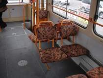 Eine Sitzbank einer alten Tatra Stra�enbahn in Budapest. Aufgenommen am 26.10.2007