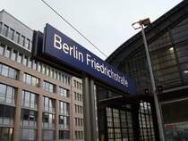 Das Bahnhofsschild vom Bahnhof Berlin Friedrichstra�e.