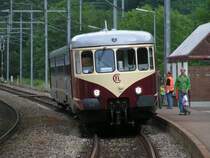 Triebwagen 208 wartet im Bahnhof von Goebelsm�hle eine Zugbegegnung ab. 09.06.07
