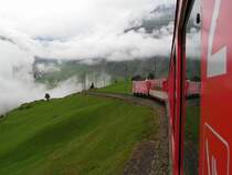 Von N�tschen her n�hert sich der Zug dem Loch in der Wolkendecke, welche �ber Andermatt schwebt.  07.08.07 