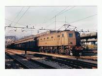Wo heute versudelte Dieseltriebwagen herumfahren, fuhren vor zwanzig Jahren noch solche prächtige Kompositionen: 
E 428 152 mit Regionalzug in Arona im Oktober 1985